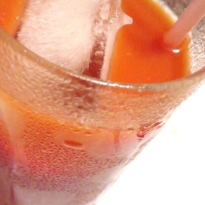 トマトジュースは苦手ですがオレンジを少し入れるだけでフルーツジュースみたいに飲みやすくなりました☆